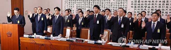 검찰청 국감 '증인선서' (서울=연합뉴스) 김주형 기자 = 박세현 서울고검장이 18일 오전 국회 법제사법위원회의 서울고검, 수원고검, 서울중앙지검 등에 대한 국정감사에서 증인선서를 하고 있다.
앞줄 왼쪽부터 박세현 서울고등검찰청 검사장, 신응석 서울남부지방검찰청 검사장, 이창수 서울중앙지방검찰청 검사장, 권순정 수원고등검찰청 검사장, 김유철 수원지방검찰청 검사장, 양석조 서울동부지방검찰청 검사장. 2024.10.18 kjhpress@yna.co.kr