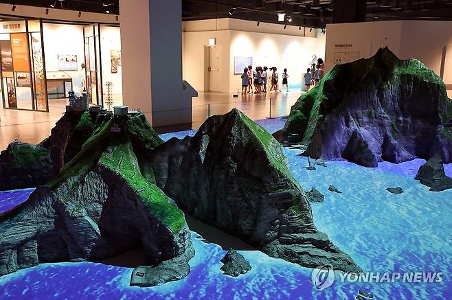 독도체험관 둘러보는 어린이들 [연합뉴스 자료사진]