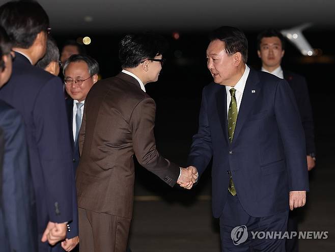 윤석열 대통령, 국민의힘 한동훈 대표와 악수 (성남=연합뉴스) 진성철 기자 = 윤석열 대통령이 11일 성남 서울공항에서 필리핀, 싱가포르 국빈 방문 및 라오스 아세안 정상회의를 마치고 귀국하며 마중 나온 국민의힘 한동훈 대표와 악수하고 있다. 2024.10.11 zjin@yna.co.kr