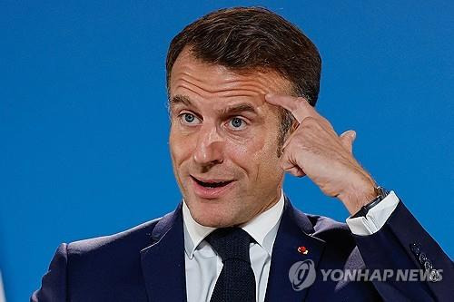 17일 EU 정상회의 후 기자회견하는 마크롱 프랑스 대통령 [AFP 연합뉴스 자료사진. 재판매 및 DB 금지]