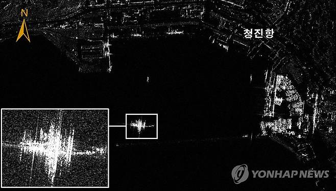 국정원 "북한군 러시아 파병 위한 병력 이동 시작" (서울=연합뉴스) 국가정보원은 북한이 지난 8일부터 러시아 파병을 위한 특수부대 병력 이동을 시작했다고 밝히며 위성 사진 등 관련 자료를 18일 공개했다. 
    국정원은 "북한군의 동향을 밀착 감시하던 중 지난 8일부터 13일까지 러시아 해군 수송함을 통해 북한 특수부대를 러시아 지역으로 수송하는 것을 포착, 북한군의 참전 개시를 확인했다"고 설명했다. 
    사진은 지난 12일 북한 병력 수송 목적 러시아 함정 활동. 2024.10.18 [국가정보원 제공. 재판매 및 DB 금지] photo@yna.co.kr