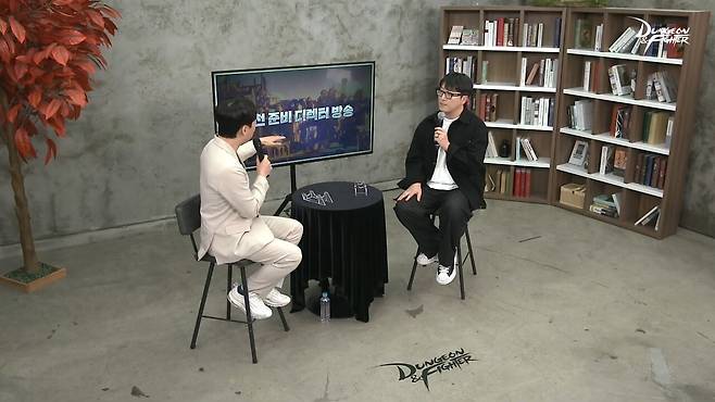 - 중천 준비 디렉터 방송을 진행하는 성승헌 게임 캐스터와 박종민 네오플 DNF 총괄 디렉터