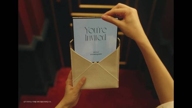 갤럭시Z폴드 스페셜 에디션 추정 제품이 봉투에서 나오고 있다.(삼성전자 뉴스룸 유튜브 계정 갈무리) 2024.10.18 /뉴스1