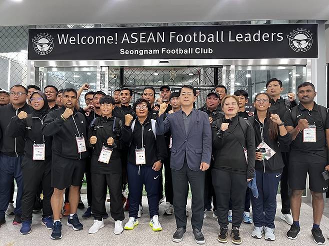 성남FC 클럽하우스를 견학한 ASEAN 축구 지도자들(성남 제공)