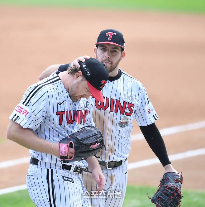 LG 오스틴이 19일 잠실야구장에서 열린 삼성과 2024 KBO 플레이오프 4차전 6회초 2사 상대 디아즈를 삼진으로 처리한 엔스를 격려하고 있다.  2024. 10. 19. 잠실 | 최승섭기자 thunder@sportsseoul.com