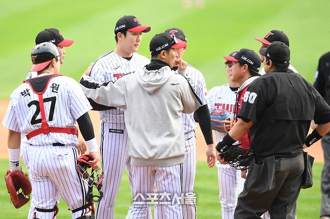 LG 투수 손주영이 19일 잠실야구장에서 열린 삼성과 2024 KBO 플레이오프 4차전 8회 교체되어 마운드를 내려오고 있다. 2024. 10. 19. 잠실 | 최승섭기자 thunder@sportsseoul.com