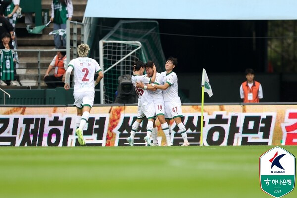 대전하나시티즌 김준범이 전북현대와의 경기에서 득점 후 세리머니 중이다. 사진┃한국프로축구연맹