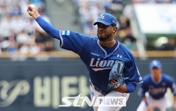 19일 서울 송파구 잠실야구장에서 열린 2024 KBO 포스트시즌 플레이오프 4차전 삼성 라이온즈와 LG 트윈스의 경기, 1회말 삼성 레예스가 역투를 하고 있다. 사진┃뉴시스