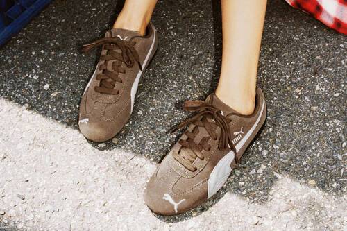 푸마는 인기 스니커즈 모델인 '스피드캣 아카이브'를 드뮤어 룩과 어울리는 스웨이드 소재로 새롭게 출시해 주목을 받고 있다. /푸마