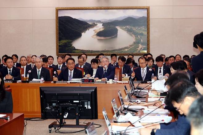 [서울=뉴시스] 조성봉 기자 = 강호동(왼쪽 네번째) 농업협동조합중앙회장이 18일 오전 서울 여의도 국회 농림축산식품해양수산위원회에서 열린 농업협동조합중앙회, 농협경제지주 등에 대한 국정감사에서 의원들의 질의에 답변하고 있다. 2024.10.18. suncho21@newsis.com /사진=뉴시스