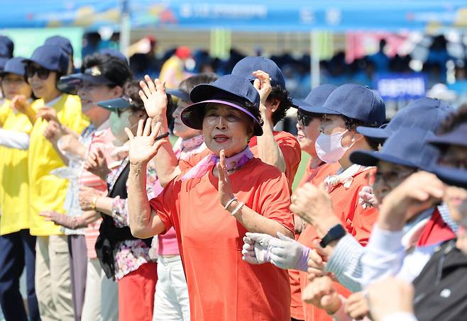 지난 6월4일 서울 용산구 효창운동장에서 열린 제24회 대한노인회 서울시연합회 시니어 올림픽에 참석한 어르신들이 공굴리기 게임 등을 하며 즐거워하고 있다. 신소영 기자 viator@hani.co.kr