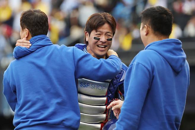 삼성 라이온즈 포수 강민호가 19일 서울 잠실야구장에서 열린 2024 KBO 포스트시즌 플레이오프 4차전 엘지(LG) 트윈스와 경기에서 승리를 거둔 뒤 기뻐하고 있다. 연합뉴스