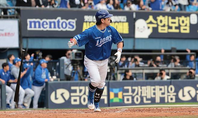 삼성의 강민호가 19일 서울 잠실야구장에서 열린 2024 KBO 포스트시즌 플레이오프 4차전 엘지(LG) 트윈스와 경기에서 좌중간 솔로 홈런을 친 뒤 타구를 바라보고 있다. 연합뉴스