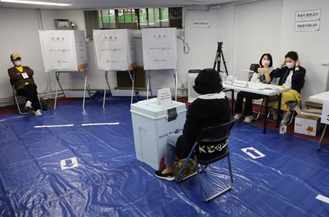 서울시교육감 보궐선거가 치러진 16일 오전 서울 동작구 사당2동 제7투표소가 한산하다. 연합뉴스