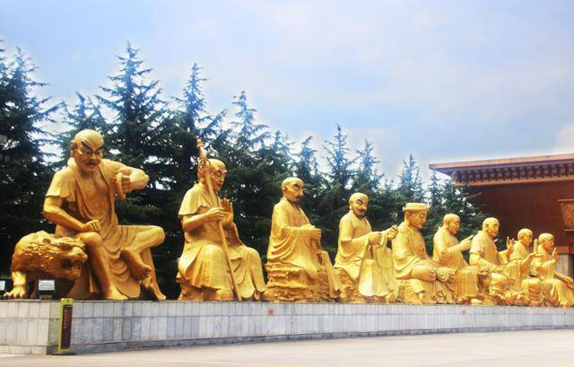 법문사 불광대도 보리문 앞의 18나한 중 서쪽 9나한. ⓒ최종명