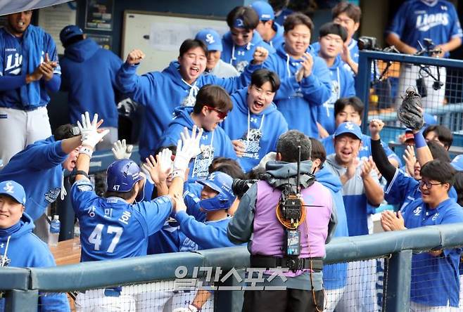 19일 오후 잠실야구장에서 열린 삼성라이온즈와 LG트윈스의 2024 신한쏠뱅크 KBO포스트시즌 플레이오프 4차전. 삼성 강민호가 8회 선두타자로 나와 투수 손주영을 상대로 좌중간 1점 홈런을 날리고 동료들과 기뻐하고있다. 잠실=정시종 기자 capa@edaily.co.kr /2024.10.19.