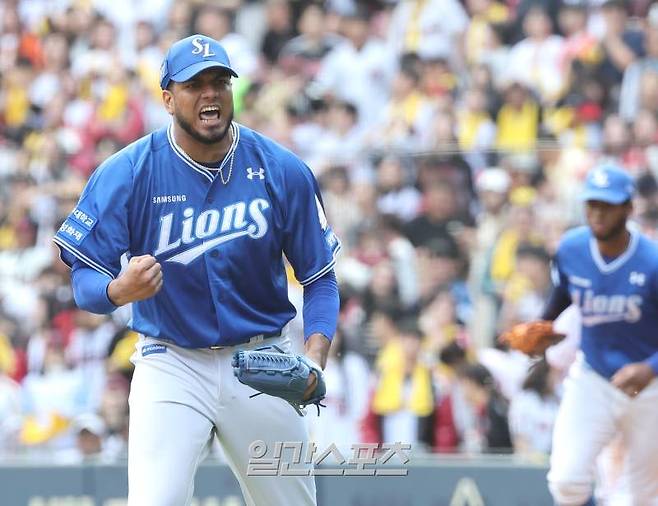 2024 프로야구 KBO 포스트시즌 LG트윈스와 삼성라이온즈의 플레이오프(PO) 4차전 경기가 19일 오후 서울 잠실야구장에서 열렸다. 6회말 1사 1,2루 레예스가 신민재를 병살로 처리하고 포효하고 있다. 잠실=김민규 기자 mgkim1@edaily.co.kr /2024.10.19/