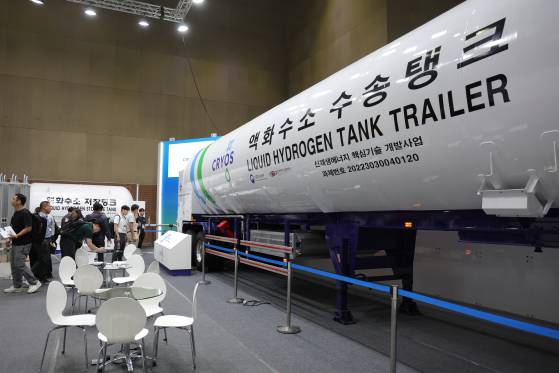 지난달 25일 경기도 고양시에서 열린 ‘H2 MEET 2024 수소전시회’에 나온 액화수소 수송 탱크가 전시돼 있다. [연합뉴스]