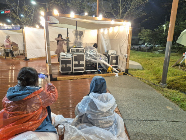 19일 오후 송정해수욕장  죽도문화광장 무대 대기실 부스에서 바이올리니스트 세미 씨가 공연을 펼치고 있다. 부산과학기술협의회 제공