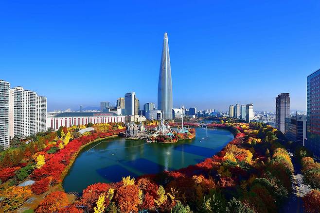 The fall foliage of Seokchon Lake in Songpa-gu, southern Seoul (Korea Tourism Organization)