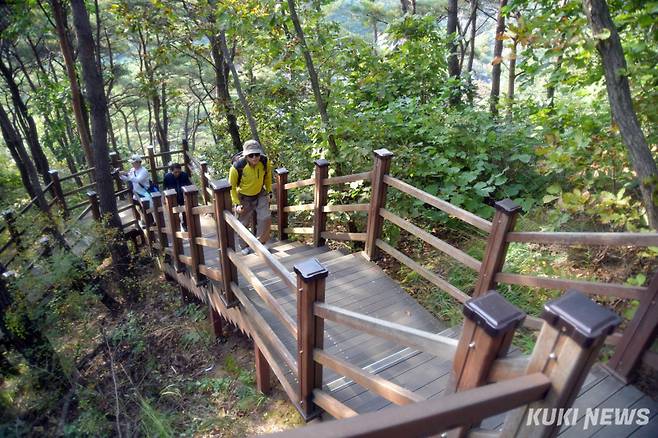 매표소에서 소금산 출렁다리까지는 570개의 계단으로 이어져 있다. 이날 소금산 트레킹에 나선 사단법인 한국보도사진가 협회 류재림(68) 회원은 “모처럼 사진기자 출신 선후배 회원들과 가을 나들이에 나섰다. 4년 전 방문했을 때는 출렁다리까지만 출입이 가능했고 나머지 구간은 한창 공사 중이었다. 오늘 다시 와보니 출렁다리와 울렁다리는 물론 데크와 잔도까지 편안하고 안전하게 돌아볼 수 있게 길을 잘 만들어 놓았다”면서 “좋은 날씨 속에 산책하듯 여유롭게 걸으며 선배들과 옛 추억도 나누고 행복한 하루였다”고 밝게 웃으며 말했다.