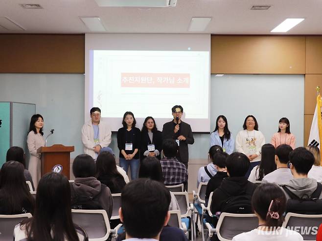 19일 천안교육지원청에서 열린 충남교육청의 제8회 충남청소년문학상 성장교실에서 학생들을 지도할 작가들을 소개하고 있다.