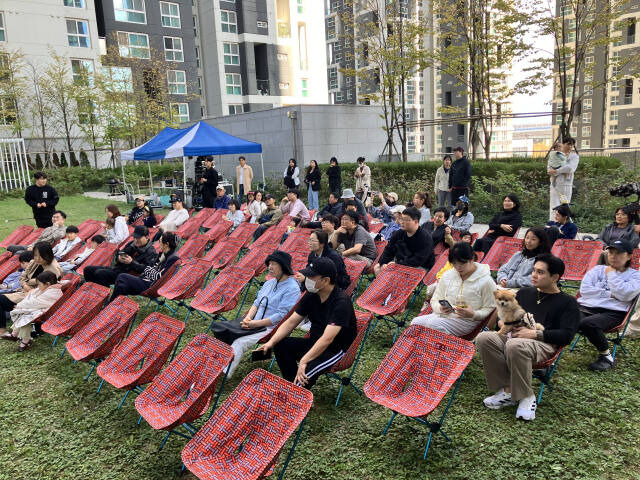 19일 오후 인천 연수구에 있는 힐스테이트 송도더테라스 스카이가든에 ‘2024 펜타포트 주민감사음악회’가 열리고 있다. 이민우기자