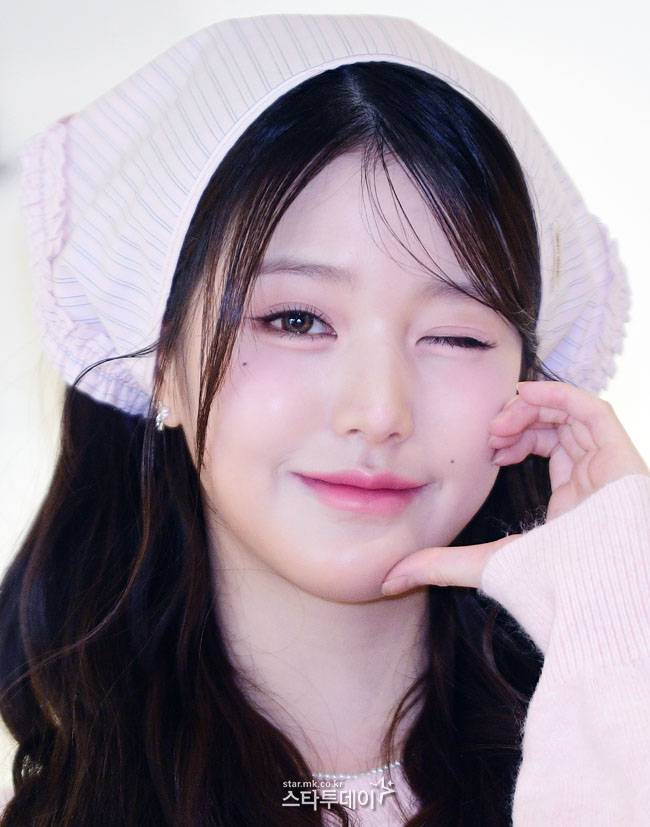 아이브 장원영이 브랜드 플래그십스토어 오픈행사에 참석해 포즈를 취하고 있다.