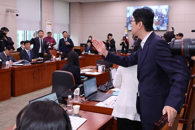 지난 18일 오전 국회 법제사법위원회의 서울고검, 수원고검, 서울중앙지검 등에 대한 국정감사에서 주진우 국민의힘 의원과 김용민 더불어민주당 의원 등 여야 의원들이 고성을 주고받으며 다투고 있다. [사진 출처 = 연합뉴스]