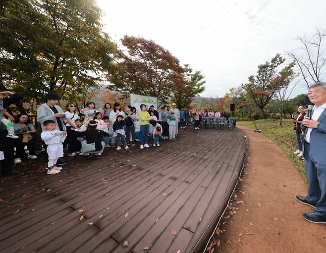 온가족이 참여하는 가족 미션 트레킹 개최행사가 진행되고 있다./사진제공=예천군