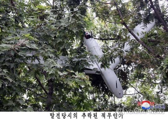 북한이 평양에서 한국군에서 운용하는 드론과 동일 기종의 무인기 잔해를 발견했다고 주장하며 관련 사진을 공개했다. 북한 국방성 대변인은 19일 조선중앙통신을 통해 “한국군부깡패들의 중대주권침해도발사건이 결정적 물증의 확보와 그에 대한 객관적이며 과학적인 수사를 통해 명백히 확증되였다”고 발표했다. 조선중앙통신 캡처/연합뉴스