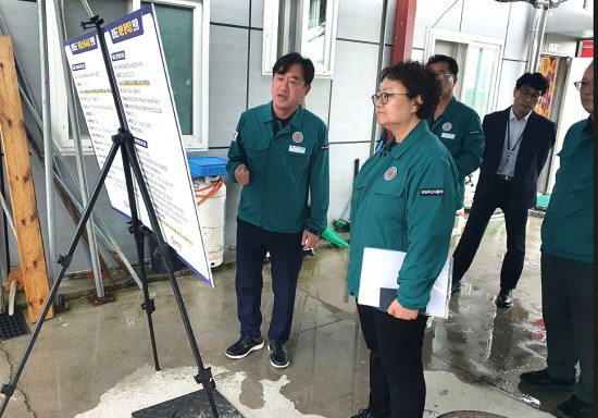 김정희 농림축산검역본부장이 18일 봉화군 가축방역 현장을 방문해 방역현황을 설명듣고 있다(봉화군 제공)