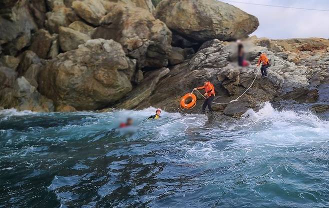 [여수=뉴시스] 19일 오전 8시49분께 여수시 삼산면 거문도 갯바위에서 낚시객 A(41) 씨가 물에 빠졌다는 신고가 접수돼 해경이 구조에 나서고 있다. (사진 =  여수해경 제공) 2024.10.19. photo@newsis.com *재판매 및 DB 금지