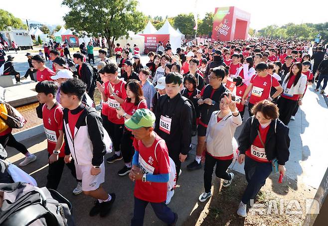 [서울=뉴시스] 이영환 기자 = 19일 오전 서울 영등포구 여의도한강공원에서 KGC인삼공사 정관장이 개최한 2024 놀건놀자 건강걷기 페스티벌에서 참가자들이 힘찬 출발을 하고 있다. 2024.10.19. 20hwan@newsis.com