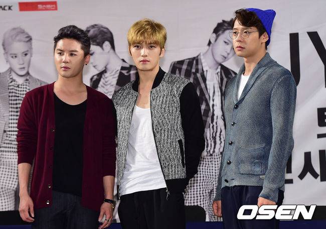[OSEN=곽영래 기자] 그룹 JYJ(김재중, 박유준, 준수) 정규 2집 <저스트 어스(JUST US)> 발매 기념 팬사인회가 29일 오후 서울 용산역 아이파크몰 이벤트 무대에서 진행됐다.JYJ 준수, 김재중, 박유천이 포토타임을 갖고 있다.소속사는 이어 "지난달 열린 1차 팬사인회가 국내외 팬들의 폭발적인 반응을 얻어 2차 팬사인회를 진행하게 됐으며 1차에 이은 치열한 경쟁률이 예상된다"고 2차 팬사인회를 열게 된 이유를 설명했다.현재 JYJ는 지난달 시작된 아시아 투어 <더 리턴 오브 더 킹(THE RETURN OF THE KING)> 공연을 통해 홍콩, 베이징, 호치민, 성도, 대만, 상해 팬들과 만났으며 25일 태국에서의 공연을 앞두고 있다. / youngrae@osen.co.kr