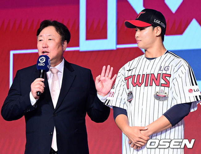 [OSEN=지형준 기자] 11일 오후 서울 잠실 롯데호텔 월드에서 2025 KBO 신인 드래프트가 열렸다.2025 KBO 신인 드래프트는 전면 드래프트 방식으로 진행된다. 지명은 1라운드부터 11라운드까지 이뤄지며, 2023년도 구단 순위의 역순인 키움-한화-삼성-롯데-KIA-두산-NC-SSG-KT-LG 순서로 실시된다.LG 차명석 단장이 서울고 김영우를 지명한 이유를 설명하고 있다. 2024.09.11 / jpnews@osen.co.kr