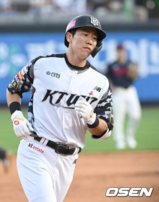 [OSEN=수원, 김성락 기자] 20일 오후 수원 KT위즈파크에서 ‘2024 신한 SOL Bank KBO리그’ KT 위즈와 롯데 자이언츠의 경기가 열렸다.이날 홈팀 KT는 쿠에바스, 원정팀 롯데는 김진욱을 선발로 내세웠다. 4회말 2사 KT 오윤석이 다시 앞서가는 솔로 홈런을 날린 뒤 그라운드를 돌고 있다. 2024.06.20 /
