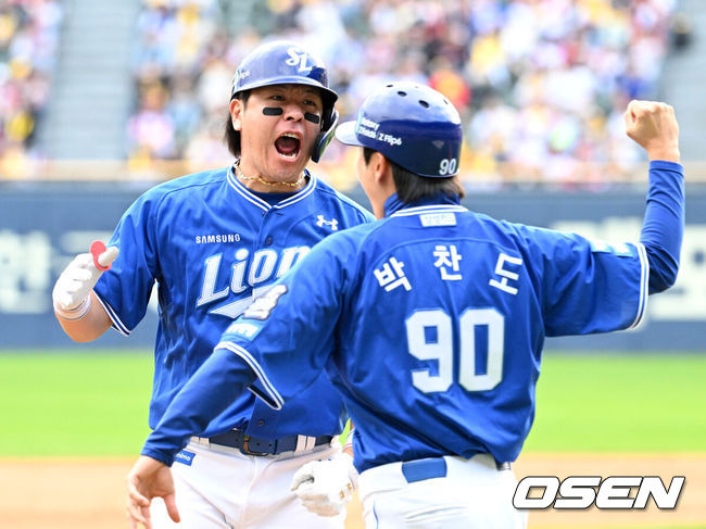 [OSEN=잠실, 이대선 기자] 19일 서울 잠실야구장에서 ‘2024 신한 SOL뱅크 KBO 포스트시즌’ 플레이오프 4차전 LG 트윈스와 삼성 라이온즈의 경기가 열렸다.LG는 엔스, 삼성은 레예스를 4차전 선발 투수로 내세웠다.8회초 무사에서 삼성 강민호가 좌중월 솔로 홈런을 치고 환호하고 있다. 2024.10.19 / sunday@osen.co.kr