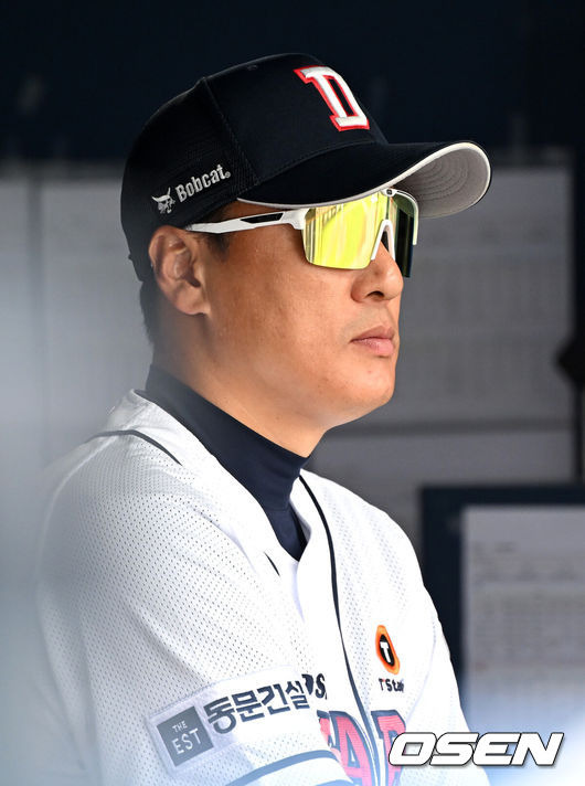 [OSEN=잠실, 이대선 기자] 3일 서울 잠실야구장에서 2024 신한 SOL뱅크 KBO 포스트시즌 와일드카드 결정 2차전 두산 베어스와 KT 위즈의 경기가 열렸다.두산은 최승용, KT는 웨스 벤자민을 선발 투수로 내세웠다.두산 이승엽 감독이 경기를 바라보고 있다. 2024.10.03 /sunday@osen.co.kr