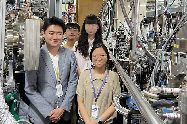 고체 물질 속에서 전자가 액체와 고체의 특징을 모두 가지고 있는 전자결정의 존재를 입증한 김근수&nbsp;연세대&nbsp;교수(왼쪽)와 연구팀. 김 교수 제공