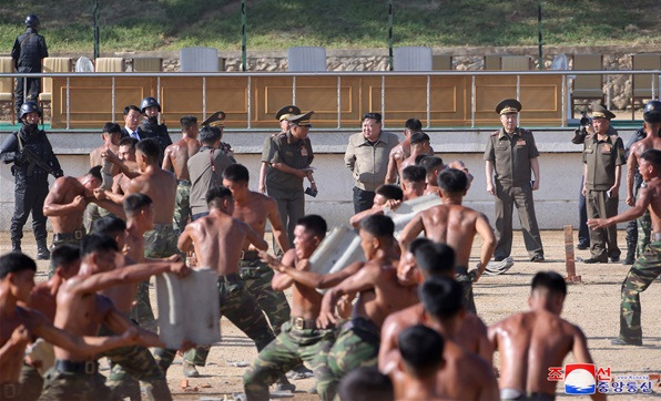 김정은 북한 국무위원장이 러시아에 파병될 특수전 부대의 훈련을 참관하고 있다. 사진 제공=국가정보원