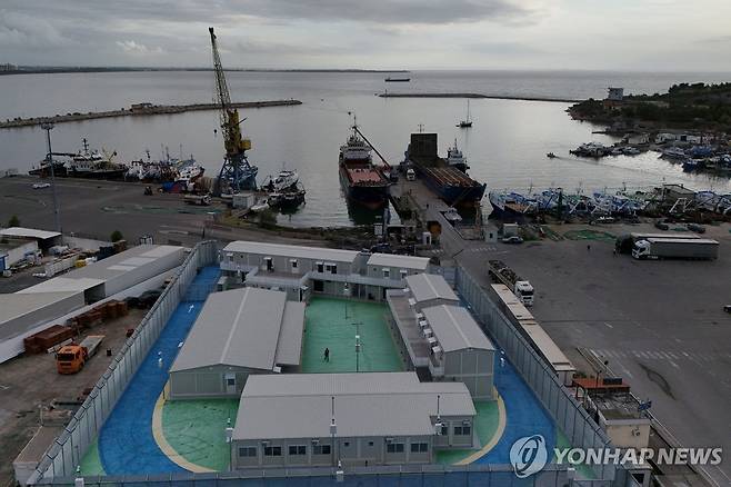 알바니아 서북부 셴진항구에 있는 이탈리아 이주민 수용 센터 [로이터 연합뉴스 자료사진. 재판매 및 DB 금지]