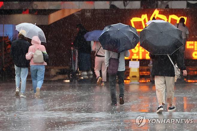 가을비 전국적으로 비가 내린 지난 18일 오후 서울 광화문광장에서 시민들이 우산을 쓴 채 걸어가고 있다. [연합뉴스 자료사진. 재판매 및 DB 금지]