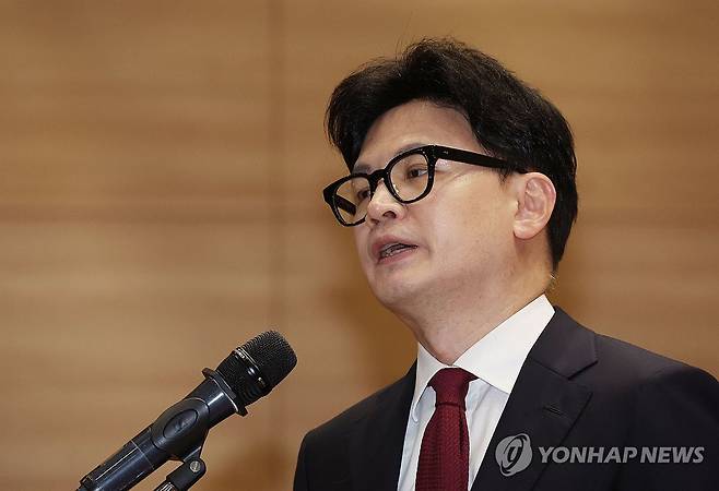 환영사하는 한동훈 대표 (서울=연합뉴스) 신준희 기자 = 국민의힘 한동훈 대표가 17일 국회 의원회관에서 열린 전국 광역의원 연수 행사에서 환영사를 하고 있다. 2024.10.17 hama@yna.co.kr