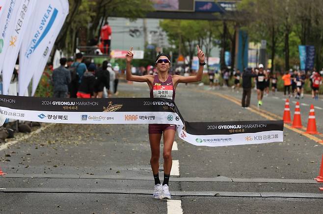임경희, 경주마라톤 여자 1위 (서울=연합뉴스) 임경희가 19일 경주 일원에서 열린 동아일보 2024 경주마라톤에서 여자 선수 중 가장 먼저 결승선을 통과하고 있다. [대한육상연맹 제공. 재판매 및 DB 금지]