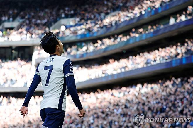 교체되는 손흥민 [AFP=연합뉴스]