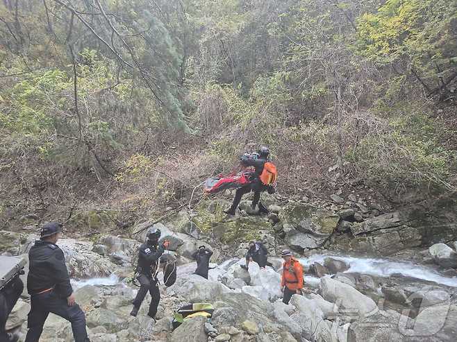 20일 오후 2시3분쯤 강원 인제군 북면 용대리 설악산 응봉폭포에서 추락사고가 발생한 가운데 현장 소방구조대원들이 70대 A 씨를 구조하고 있다.(강원도소방본부 제공)/뉴스1