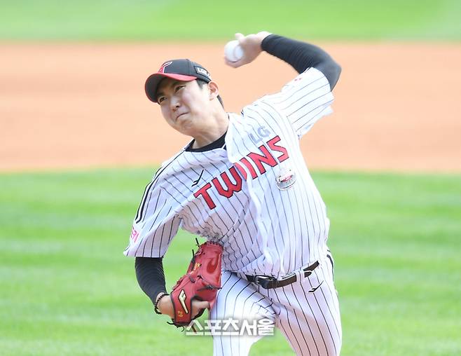 LG 투수 손주영이 19일 잠실구장에서 열린 삼성과 2024 KBO 플레이오프 4차전 7회 역투하고 있다. 잠실 | 최승섭기자 thunder@sportsseoul.com