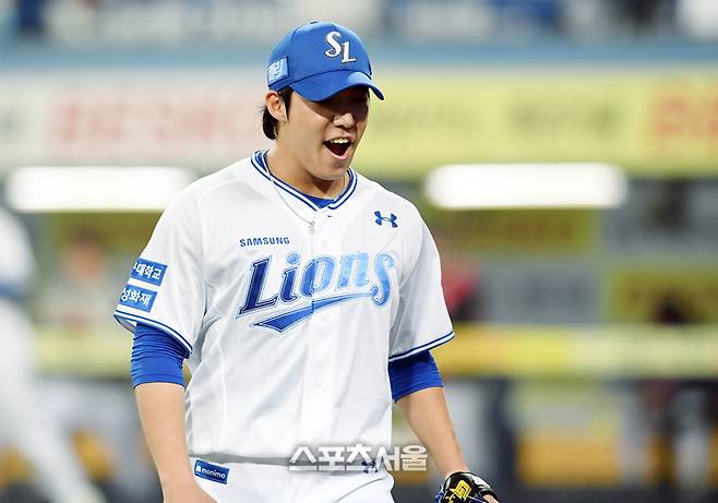 삼성 원태인이 15일 대구삼성라이온즈파크에서 열린 2024 KBO 플레이오프 2차전 LG와 경기에서 4회초 수비를 마친 후 포효하고 있다. 대구 | 박진업 기자 upandup@sportsseoul.com