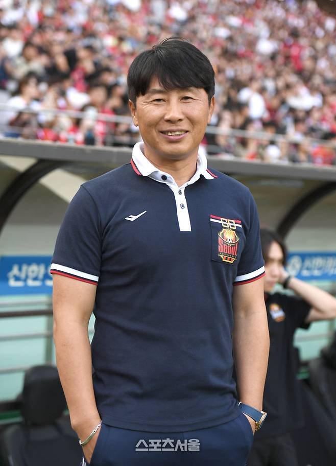 FC서울 김기동 감독이 지난달 29일 서울월드컵경기장에서 열린 K리그1 수원FC와 경기 전 그라운드를 응시하고 있다. 상암 | 최승섭기자 thunder@sportsseoul.com